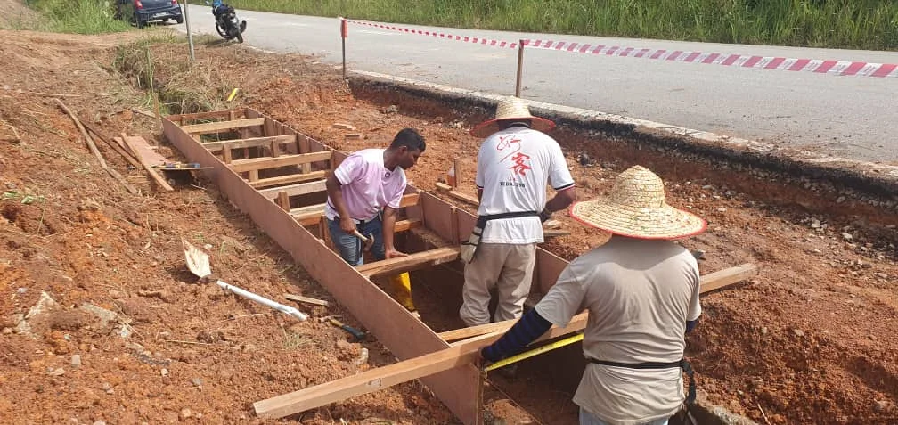 Pipe route to settlement tank under construction